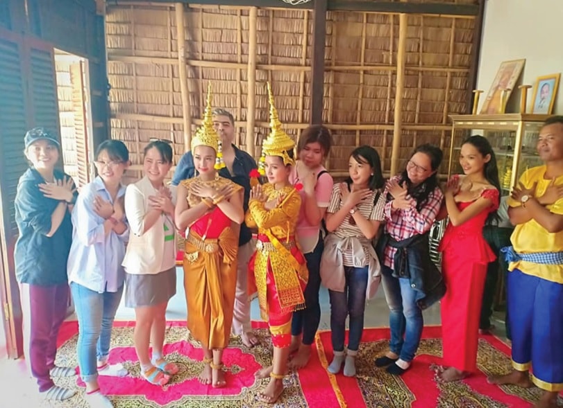 Du khách tham gia các hoạt động trải nghiệm tại Làng Văn hóa du lịch Khmer Trà Vinh. Du khách tham gia các hoạt động trải nghiệm tại Làng Văn hóa du lịch Khmer Trà Vinh.