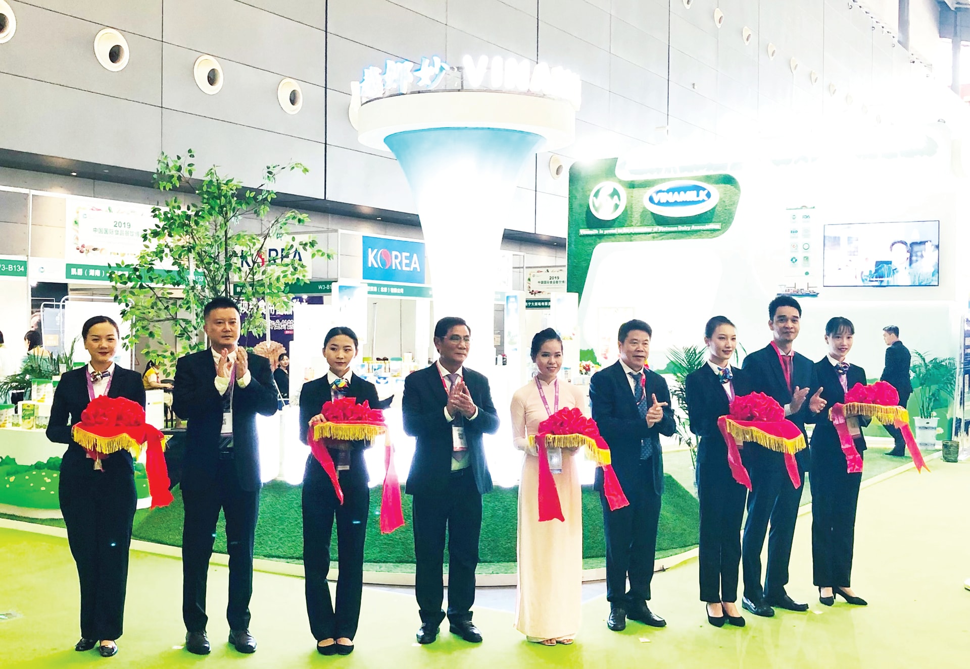 Các đại biểu thực hiện nghi thức khai trương khu vực giới thiệu sản phẩm của Vinamilk tại Triển lãm.