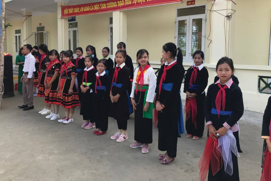Cần sự quan tâm vào cuộc của  cả hệ thống chính trị và toàn xã hội đối với sự nghiệp giáo dục vùng  DTTS và miền núi. 