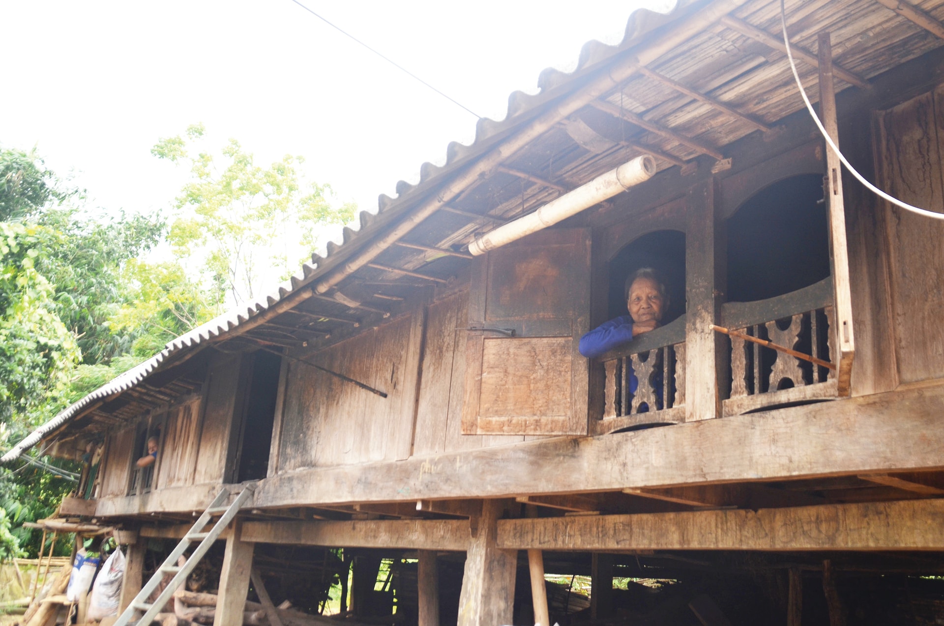 Một trong những ngôi nhà dài hiếm hoi còn lại của người Pa Kô.