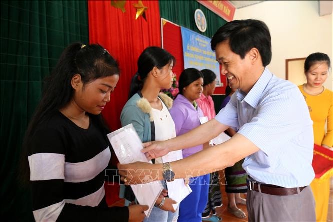 Đại diện cơ quan chức năng tỉnh Quảng Trị trao Quyết định nhập Quốc tịch Việt Nam cho người dân.