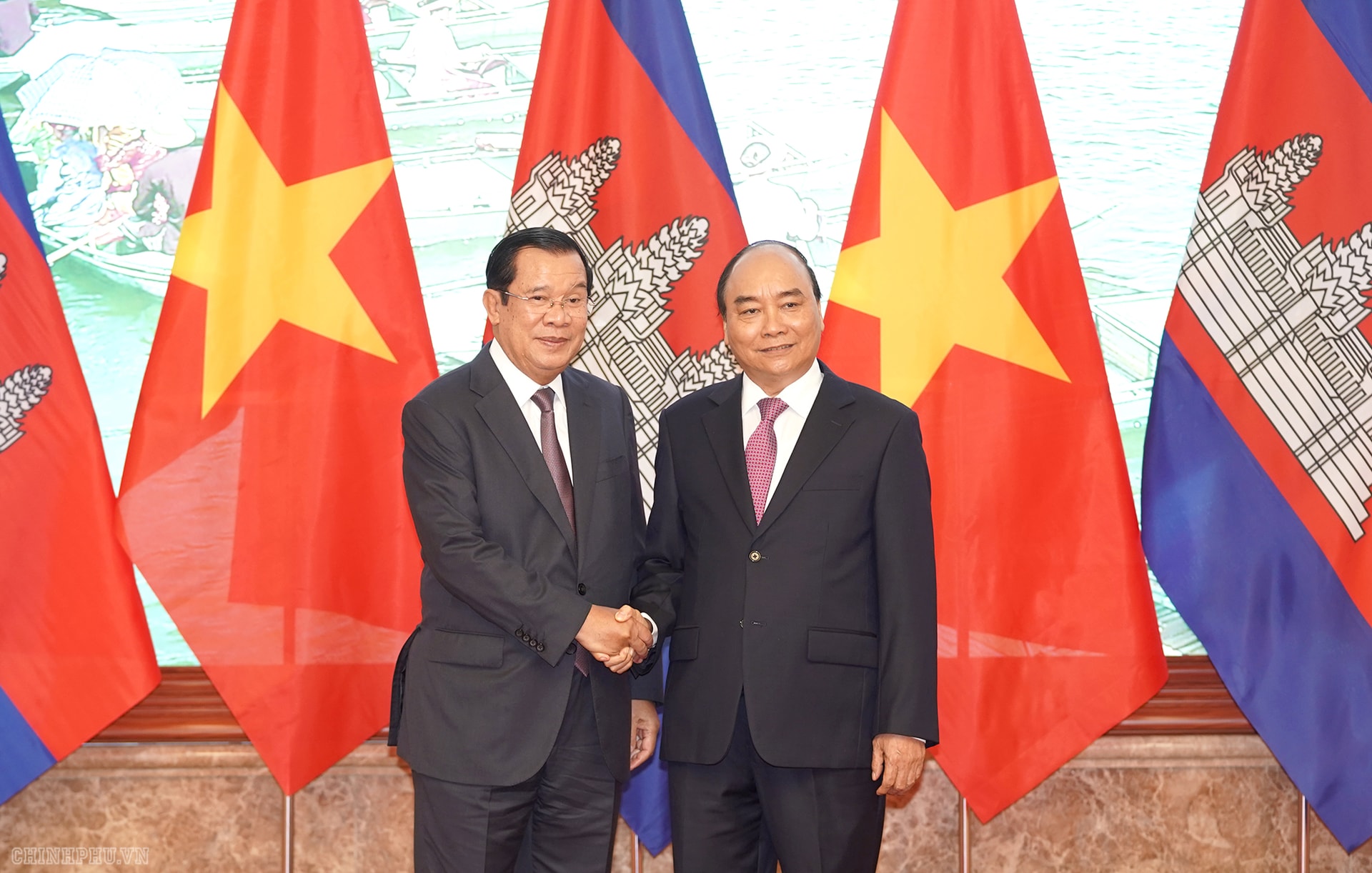 Thủ tướng Nguyễn Xuân Phúc và Thủ tướng Campuchia Samdech Akka Moha Sena Padei Techo Hun Sen. Ảnh VGP/Quang Hiếu
