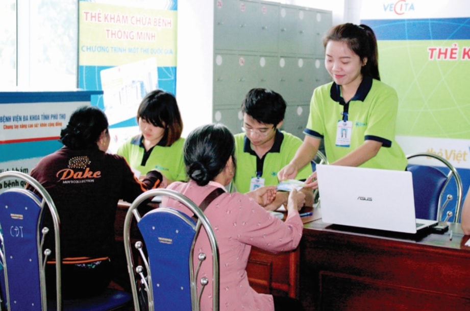 Người bệnh được cấp thẻ khám bệnh thông minh tại Bệnh viện Đa khoa tỉnh Phú Thọ.
