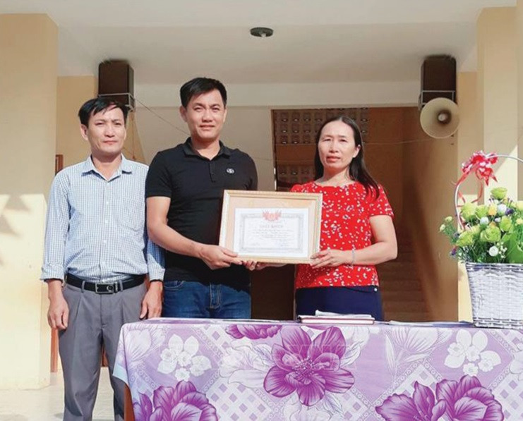 Tặng Giấy khen thầy Đồng Văn Nhân vì hành động dũng cảm cứu người.