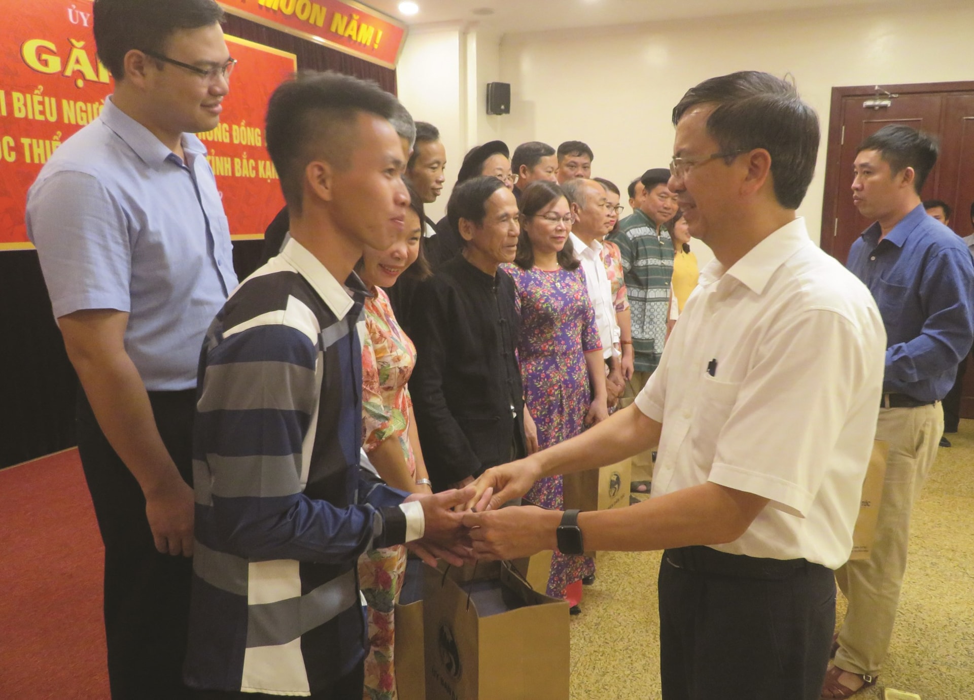 Thứ trưởng, Phó Chủ nhiệm Ủy ban Dân tộc Phan Văn Hùng tặng quà cho Trưởng thôn Giàng A Tu  tại buổi gặp mặt Đoàn đại biểu Người có uy tín của huyện Ba Bể.