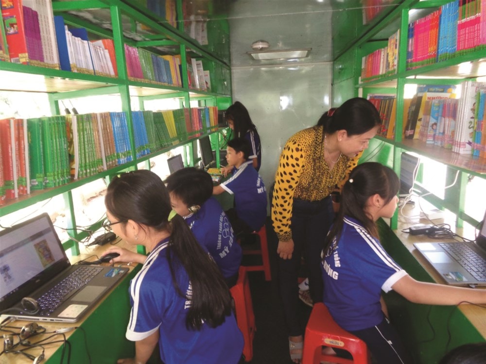 Xe thư viện lưu động được trang bị rất nhiều sách báo, máy tính và nhiều phương tiện hiện đại.