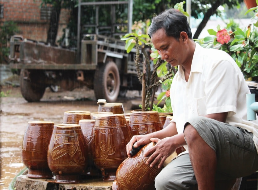 Những ngày mưa gió không đi làm, ông Bik tranh thủ thời gian rửa ghè để chuẩn bị làm rượu mới.