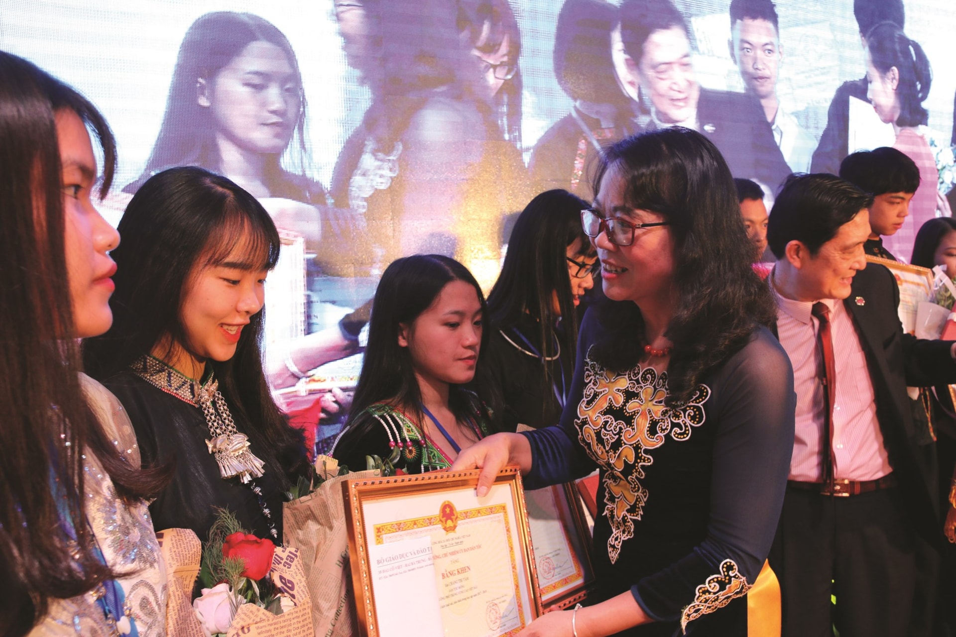 Thứ trưởng, Phó Chủ nhiệm Ủy ban Dân tộc Hoàng Thị Hạnh trao tặng Bằng khen  của Bộ trưởng, Chủ nhiệm Ủy ban Dân tộc cho các em học sinh, sinh viên DTTS xuất sắc, tiêu biểu  trong đêm Gala tại Lễ Tuyên dương học sinh, sinh viên xuất sắc tiêu biểu năm 2018. Ảnh: TL