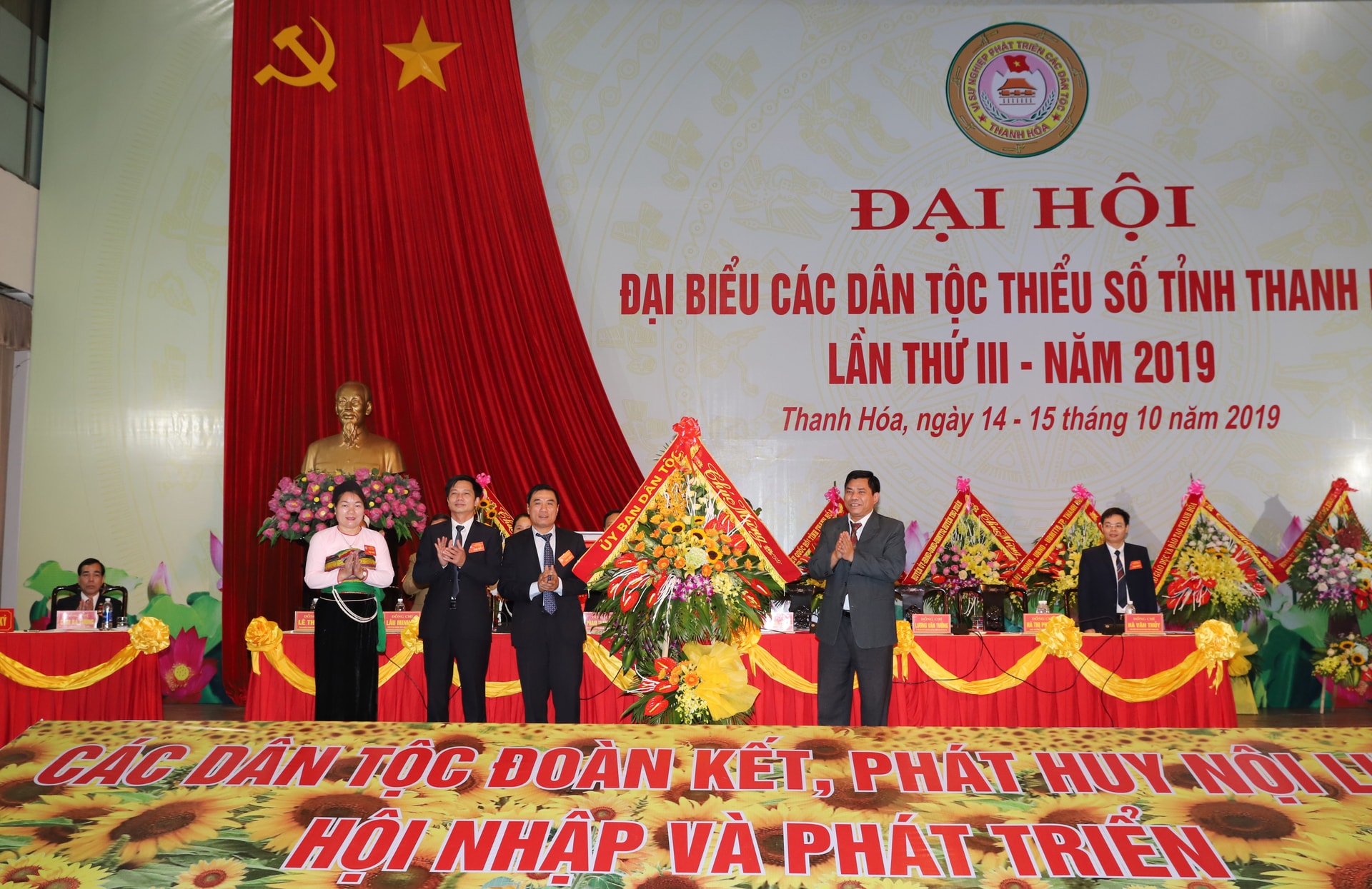 Thứ trưởng, Phó Chủ nhiệm UBDT Y Thông tặng hoa chúc mừng Đại hội
