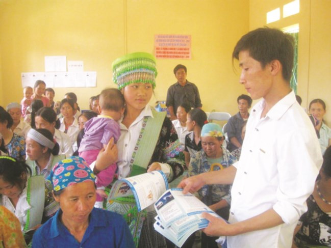 Cán bộ y tế tuyên truyền chăm sóc sức khỏe sinh sản tại xã Nghiên Loan, huyện Pác Nặm (Bắc Kạn). Ảnh TL