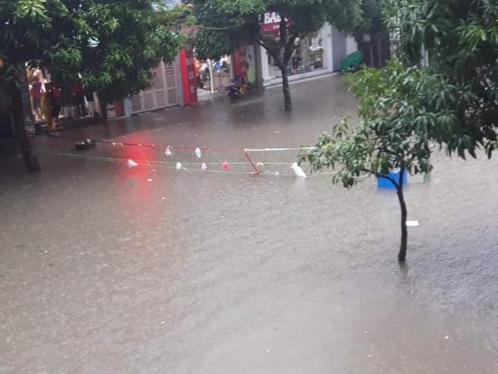 Mưa lớn kéo dài khiến cho nhiều tuyến phố ở TP.Vinh ngập sâu.