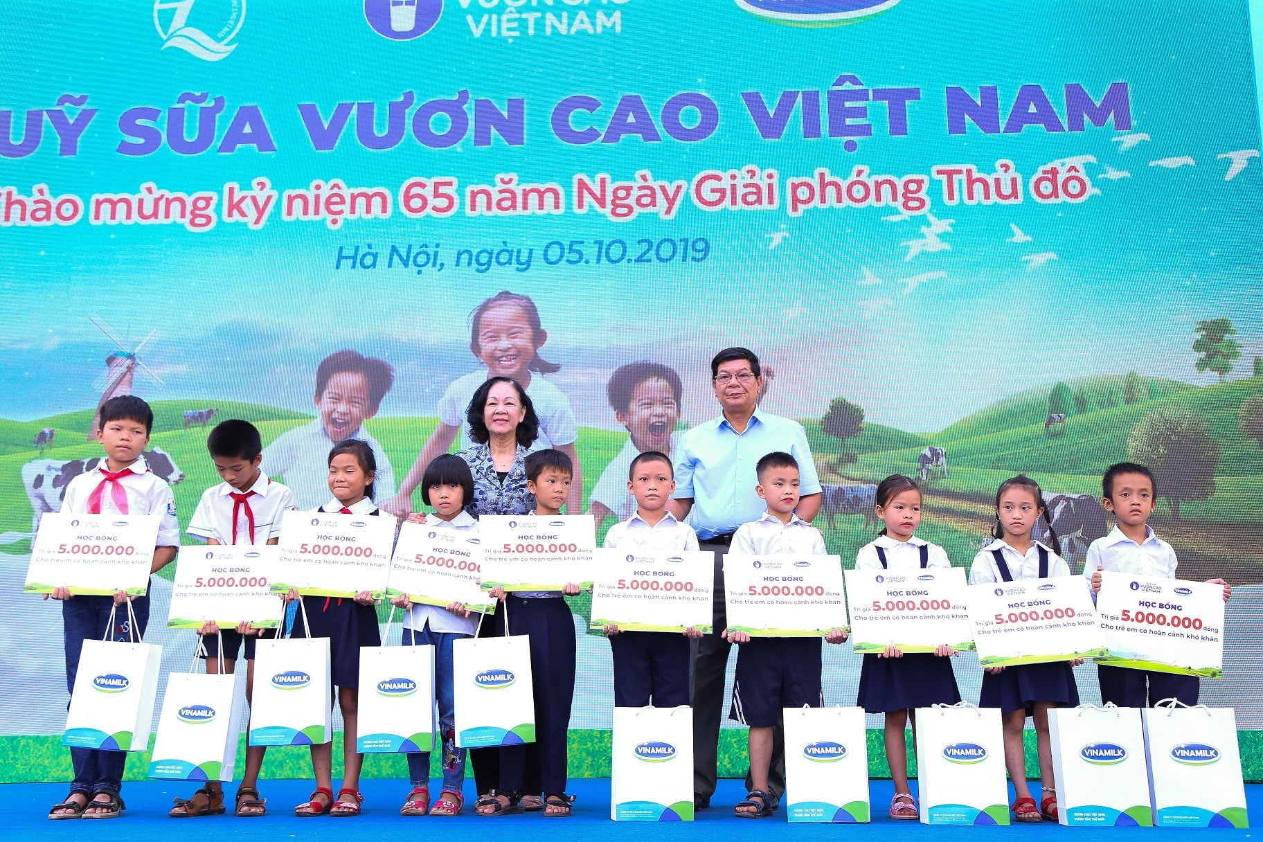 Trưởng Ban Dân vận Trung ương Trương Thị Mai trao học bổng và sữa của Quỹ sữa Vươn Cao Việt Nam cho các em học sinh khó khăn có thành tích học tập tốt của trường Tiểu học Tiên Dược B.