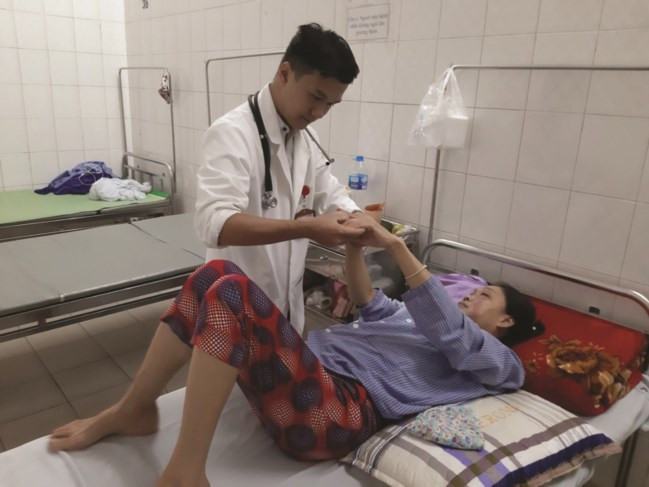 Bác sĩ tương lai Nguyễn Việt Hưng thăm khám cho bệnh nhân.