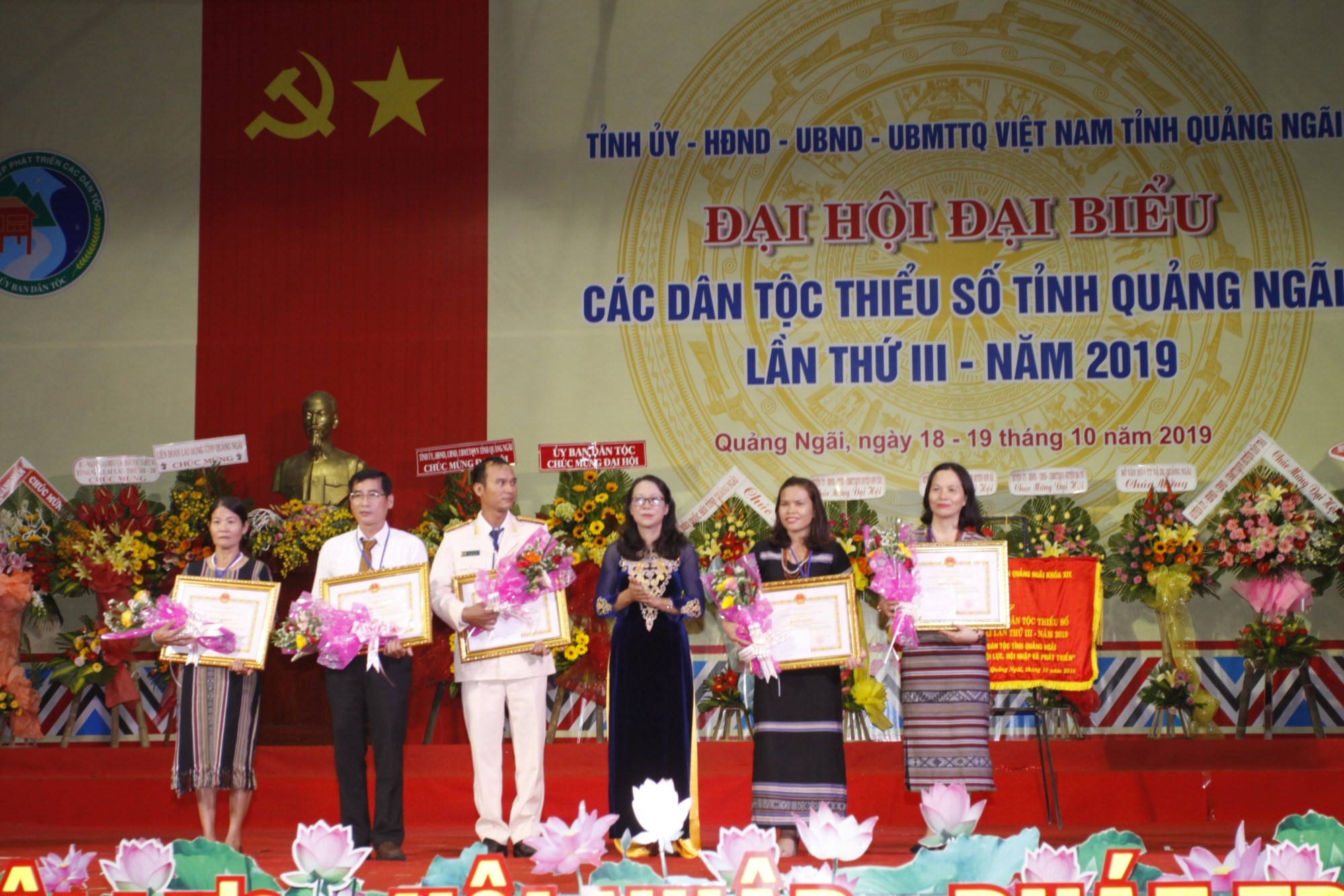 Thứ trưởng, Phó Chủ nhiệm UBDT Hoàng Thị Hạnh tặng Bằng khen của UBDT cho các tập thể có thành tích suất sắc trong công tác dân tộc