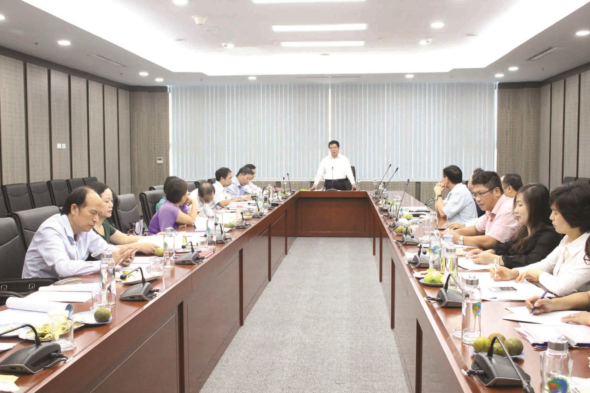 Các nhà khoa học thảo luận tại buổi thẩm định.