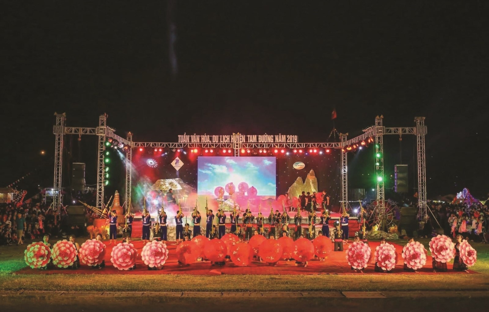 Chương trình nghệ thuật “Sắc màu Tam Đường” được tổ chức tại Sân vận động huyện Tam Đường với nhiều tiết mục  văn nghệ đặc sắc của đồng bào các dân tộc. 
