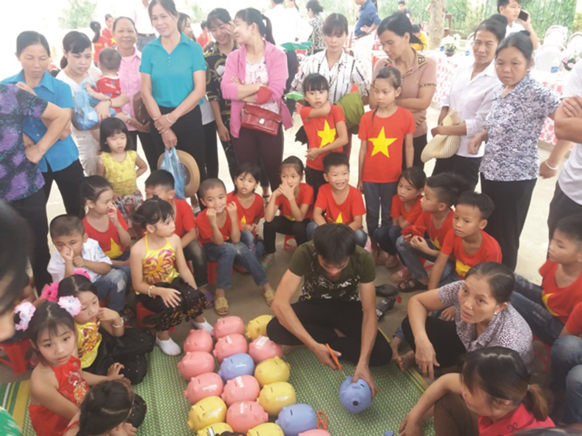 Ngày hội “Mổ heo đất tiết kiệm khuyến học” ở Trường TH và THCS Hòa Cuông.
