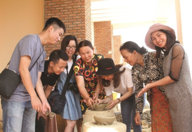 Du khách thích thú thăm quan làng gốm Bàu Trúc.