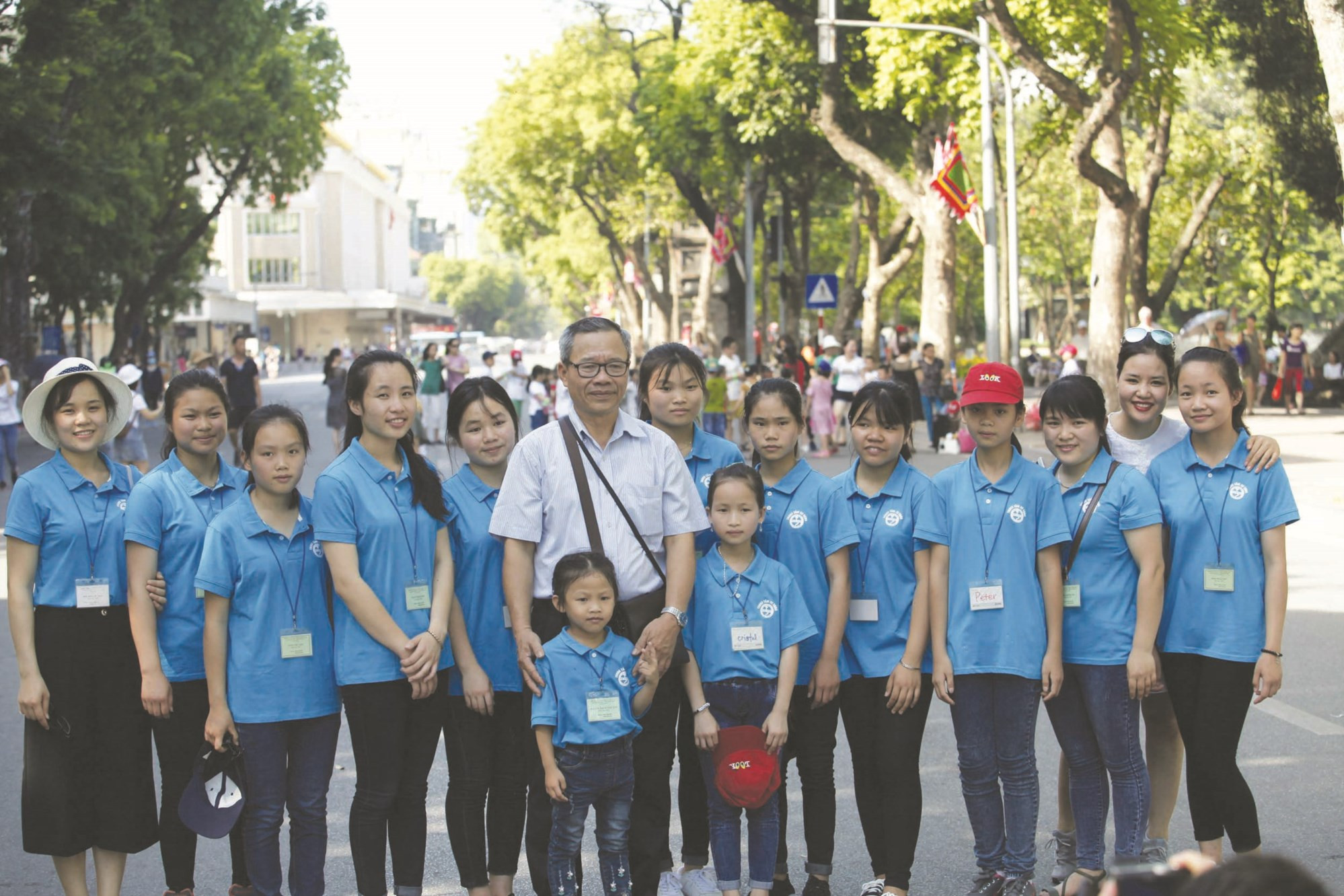 Ông Chắt trong lần dẫn các con ở Trung tâm Hy vọng Lộc Bình  xuống thăm quan Thủ đô.