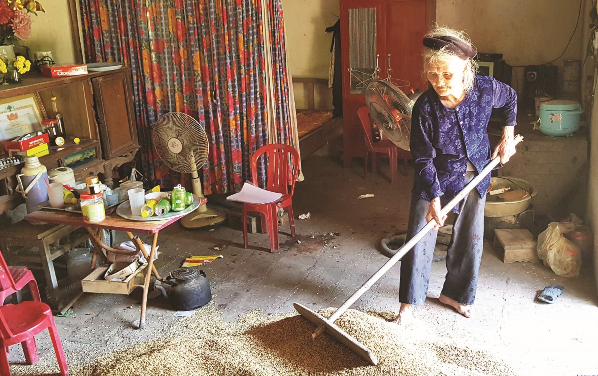 Ở tuổi 83, cụ Mơ vẫn lao động để tự nuôi sống mình.