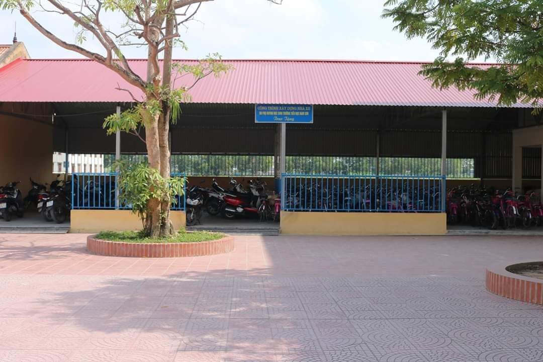 Nhà để xe do nhà trường xây dựng đang huy động phụ huynh đóng góp 