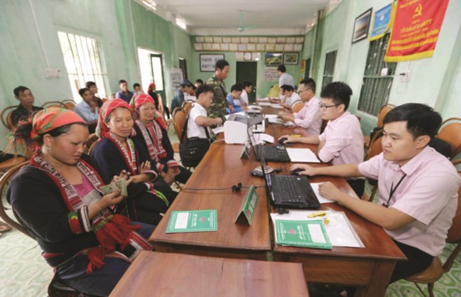 NHCSXH trực tiếp giải ngân vốn vay cho bà con tại các điểm giao dịch xã.