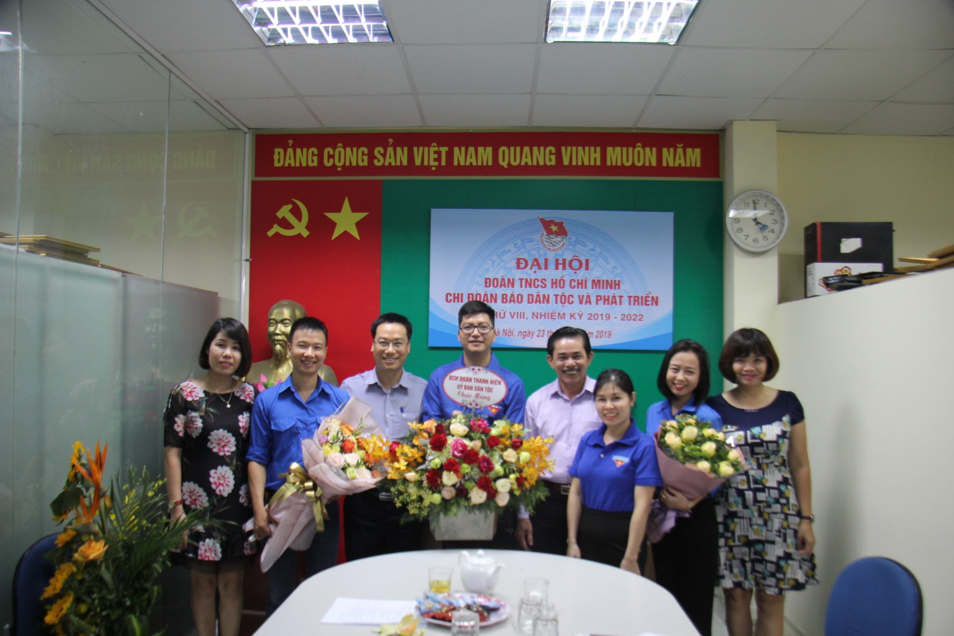 BCH Chi đoàn Báo DT&PT nhiệm kỳ 2019- 2022 chụp ảnh lưu niệm cùng lãnh đạo Báo và Đoàn Thanh niên UBDT