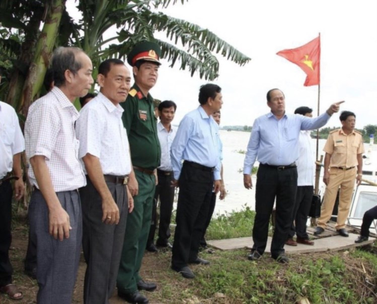Ông Nguyễn Thanh Bình, Chủ tịch UBND tỉnh, Trưởng Ban Chỉ đạo Đại hội Đại biểu các DTTS lần III năm 2019 (bìa phải) thăm vùng đồng bào DTTS sinh sống.