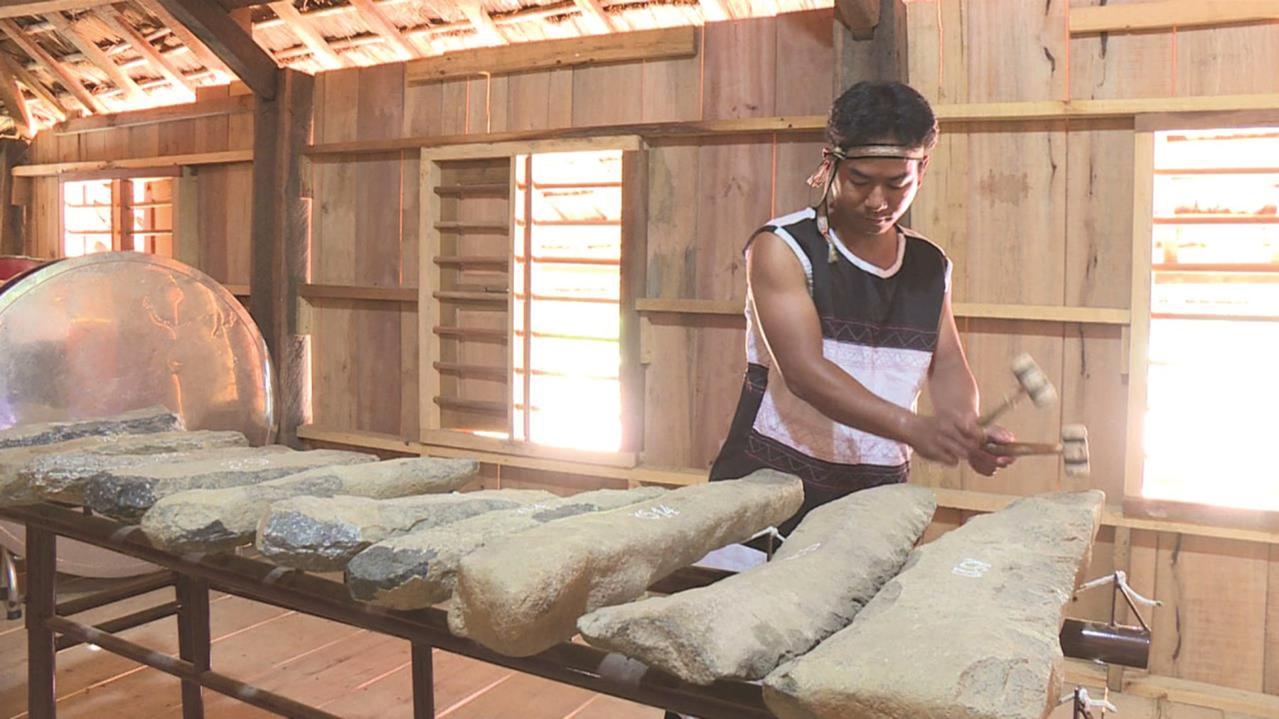 Đàn đá là loại nhạc cụ độc đáo của đồng bào Raglai được tỉnh Khánh Hòa quan tâm, sưu tầm và bảo tồn.