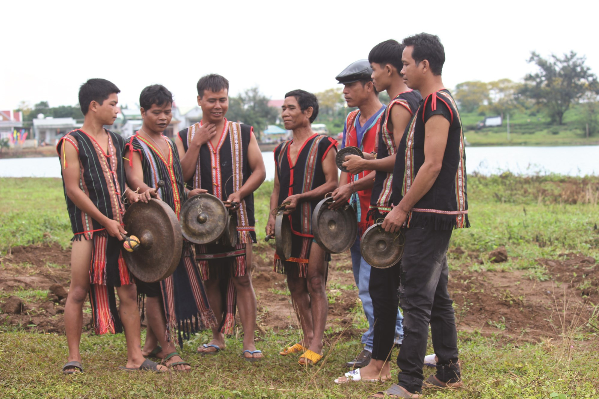 Ông Siu Yít (thứ 3 từ phải qua) người mang chiêng về cho dân làng Klũh Klăh.