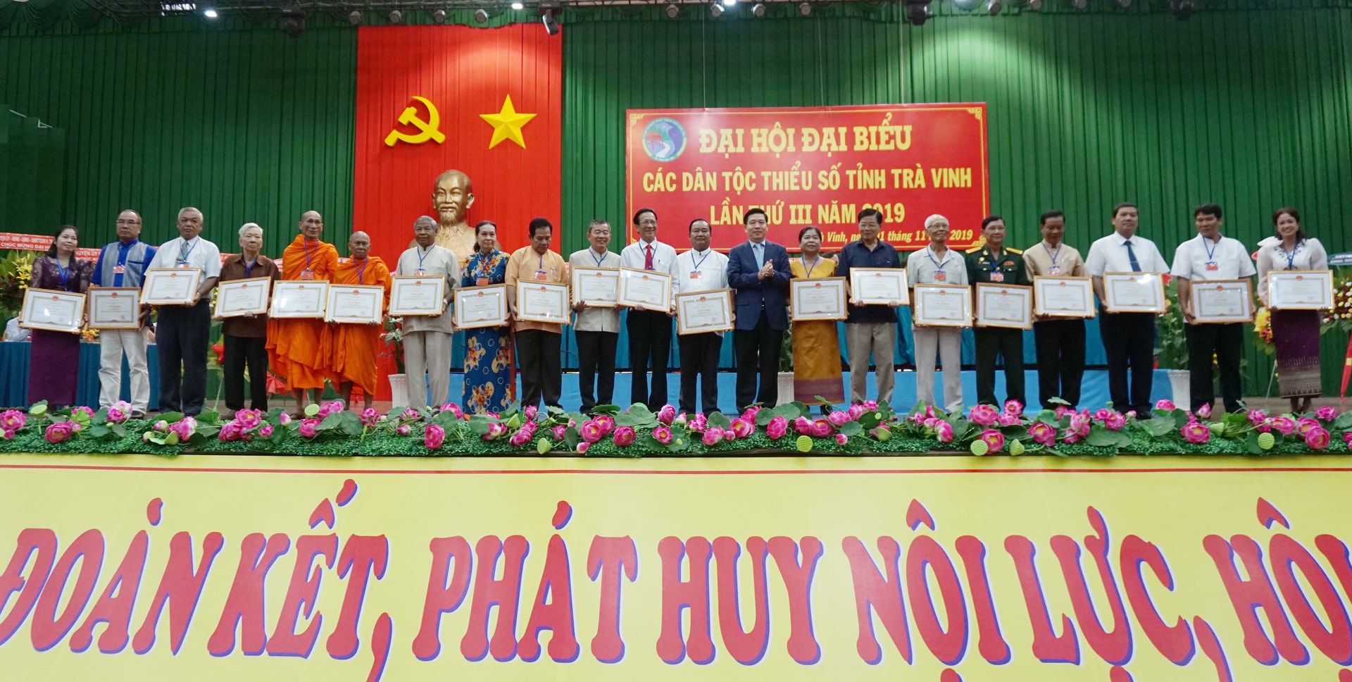 Thứ trưởng, Phó Chủ nhiệm UBDT Lê Sơn Hải trao Bằng khen của Bộ trưởng, Chủ nhiệm UBDT cho các tập thể và cá nhân.