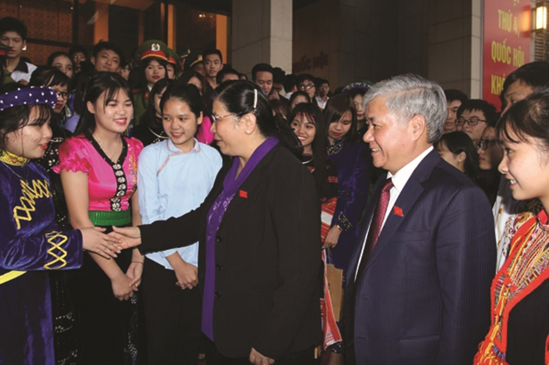Phó Chủ tịch Quốc hội Tòng Thị Phóng và Bộ trưởng, Chủ nhiệm UBDT Đỗ Văn Chiến gặp gỡ các em trong khuôn khổ  Lễ Tuyên dương học sinh, sinh viên DTTS xuất sắc, tiêu biểu năm 2017. 