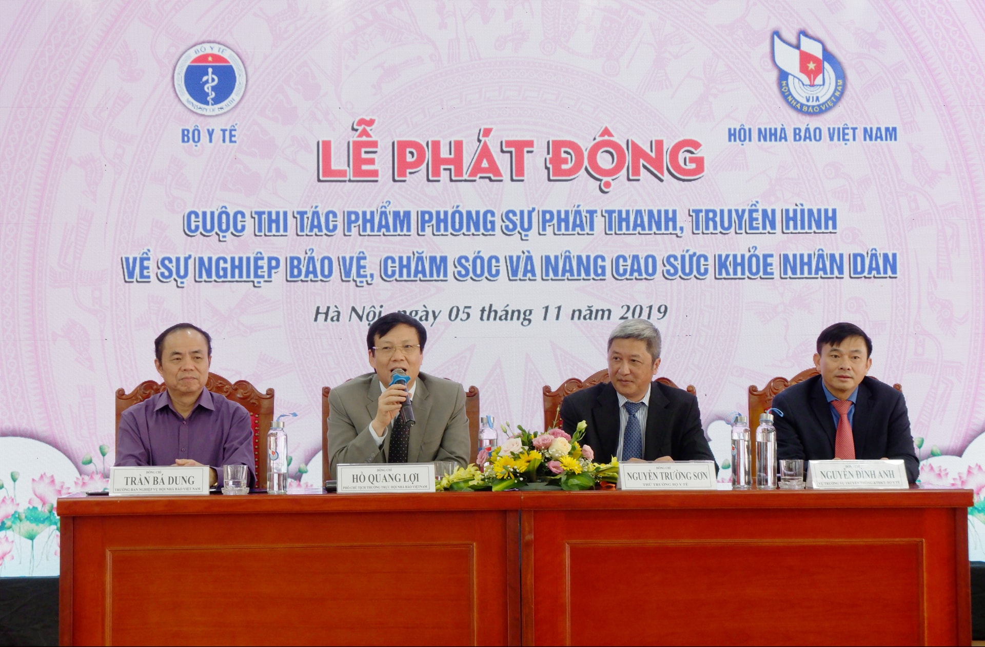Ban tổ chức cuộc thi trao đổi với các cơ quan báo chí
