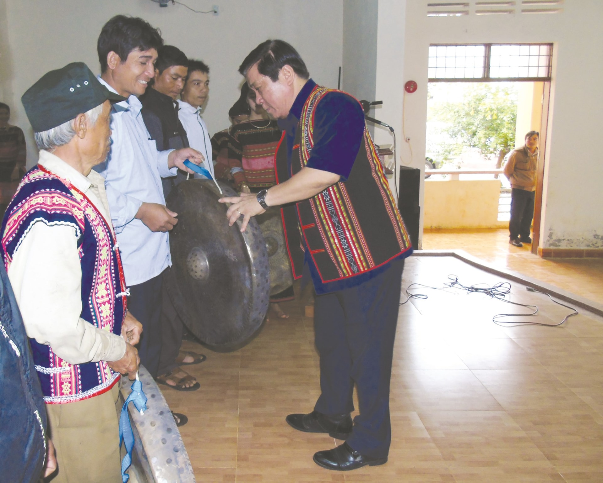 Lãnh đạo tỉnh Bình Định trao cồng chiêng cho các làng đồng bào DTTS cuối năm 2018.