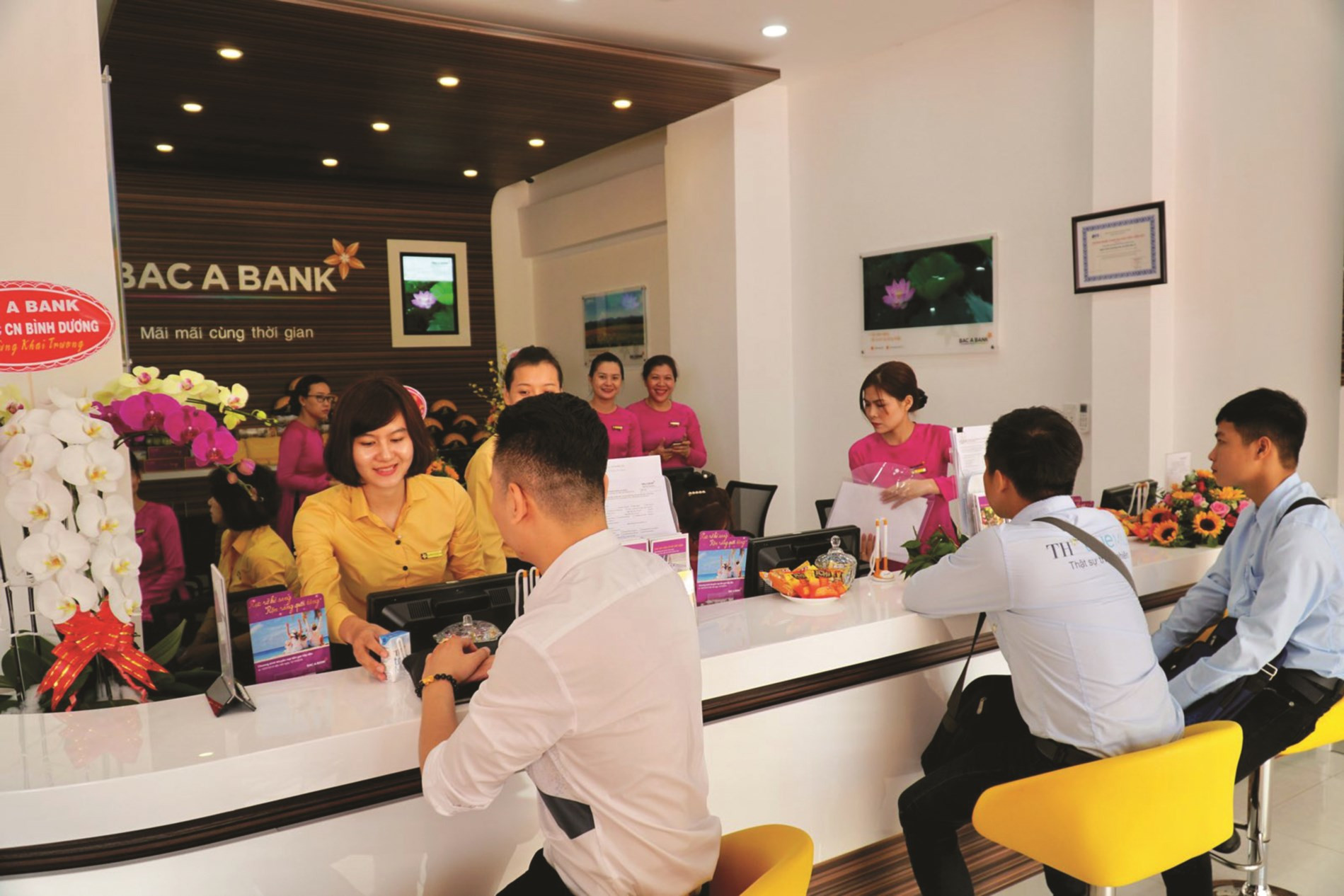 Khách hàng giao dịch trong ngày khai trương BAB Long An.
