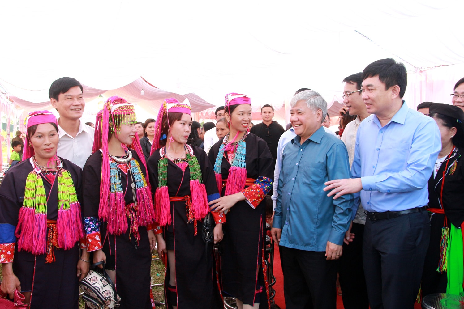 Bộ trưởng, Chủ nhiệm UBDT Đỗ Văn Chiến và các đại biểu trao đổi, trò chuyện với bà con Nhân dân xã Bình Dân.