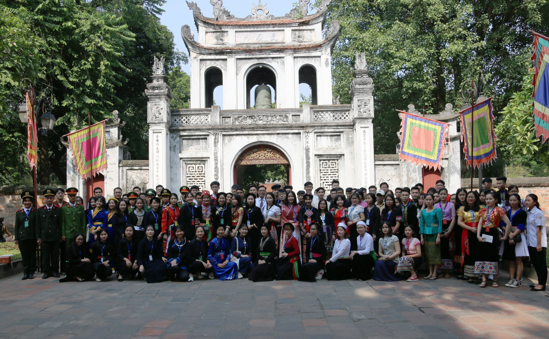 Các em học sinh, sinh viên, thanh niên DTTS tiêu biểu xuất sắc toàn quốc năm 2019 chụp ảnh lưu niệm tại Văn Miếu - Quốc Tử Giám