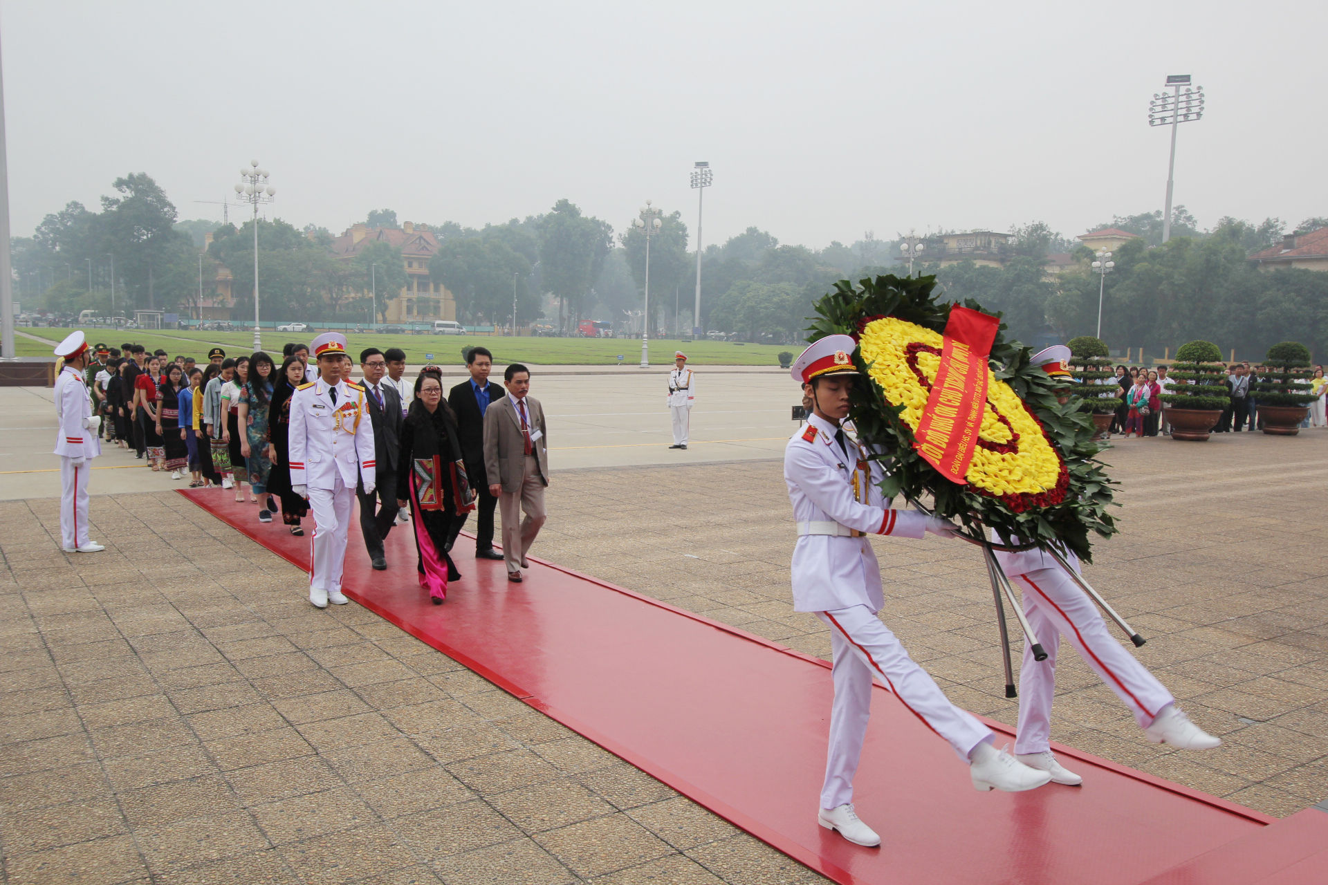 Đoàn vào Lăng viếng Bác.