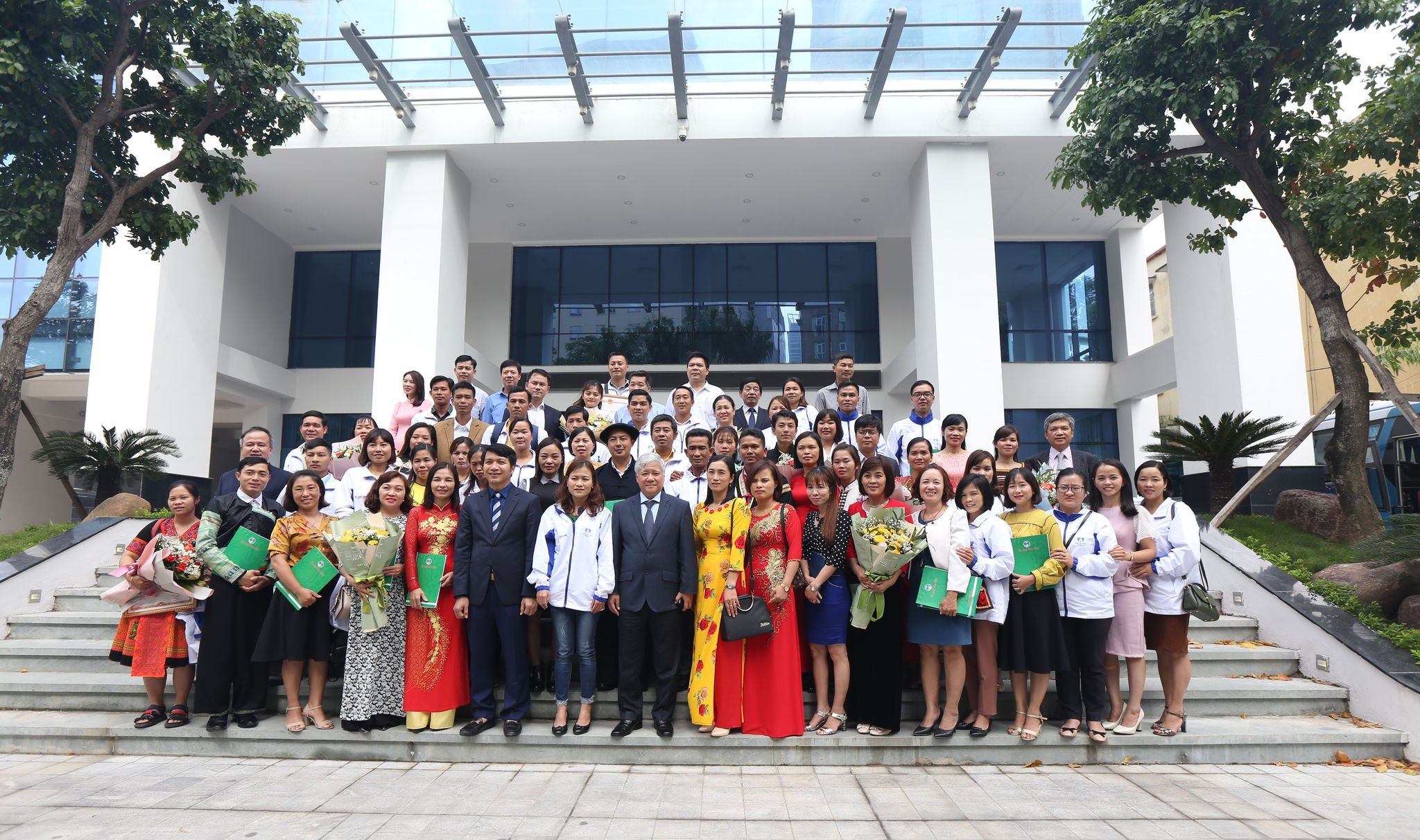 Bộ trưởng, Chủ nhiệm UBDT Đỗ Văn Chiến chụp ảnh lưu niệm cùng các thầy, cô giáo