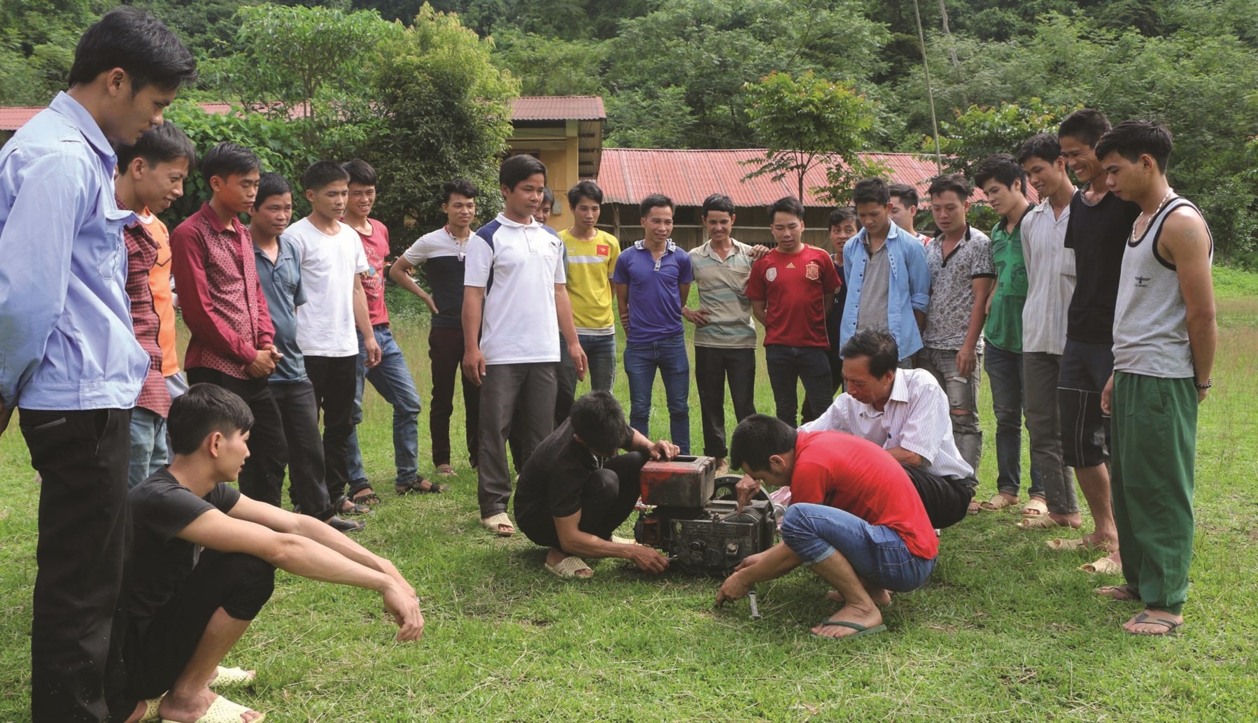 Nông dân huyện Na Hang kiểm tra máy nông nghiệp trước khi hoạt động.