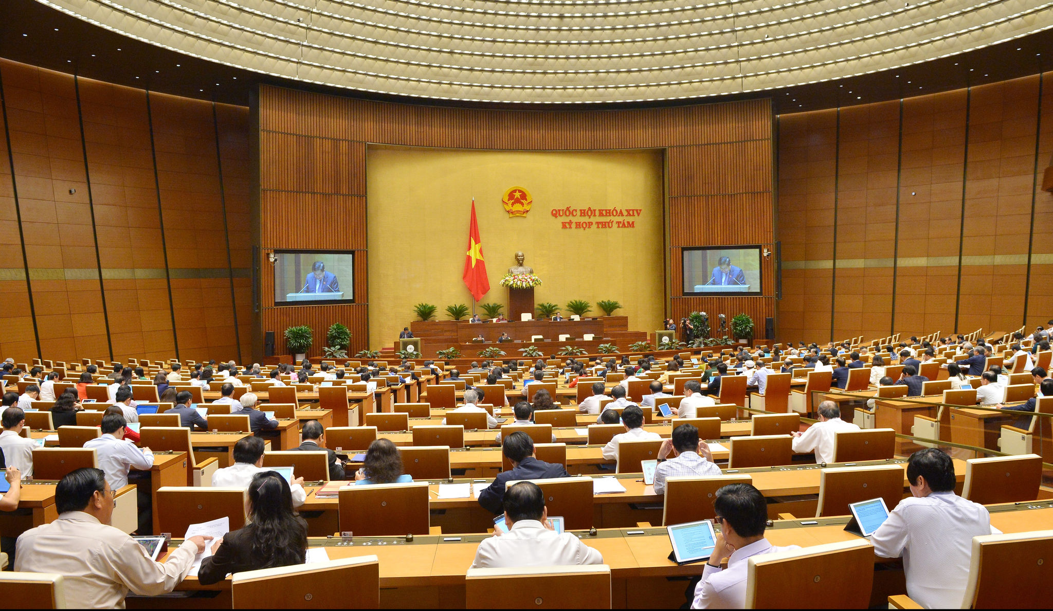 Đại biểu Quốc hội trong phiên làm việc ở Hội trường tại kỳ họp thứ 8, Quốc hội khóa XIV