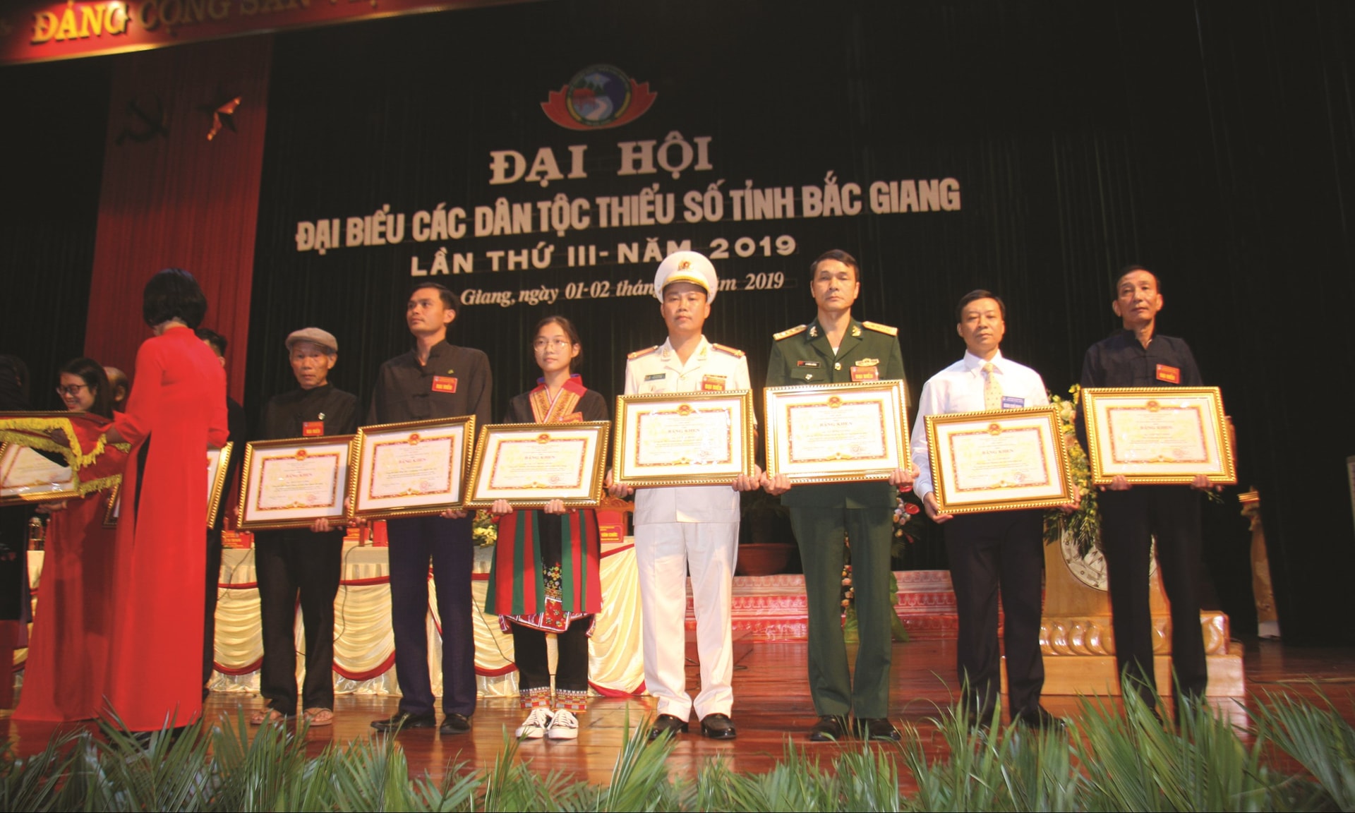 Trung tá Lý Văn Đồng (đứng thứ tư phải qua) được nhận Bằng khen của Chủ tịch UBND tỉnh.