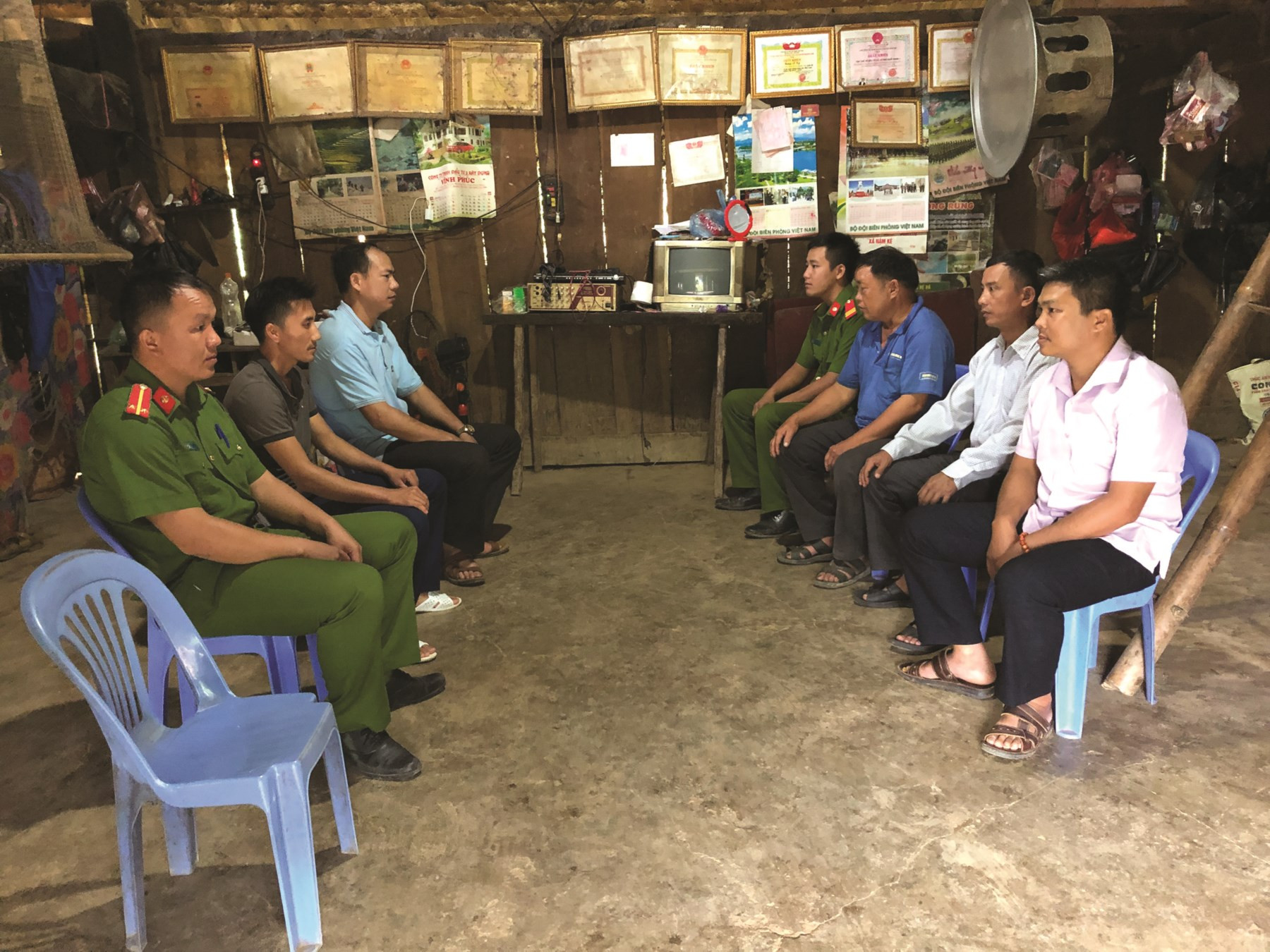 Cán bộ, chiến sĩ Công an huyện Mường Nhé tuyên truyền nâng cao nhận thức pháp luật cho người dân tại xã Nậm Kè