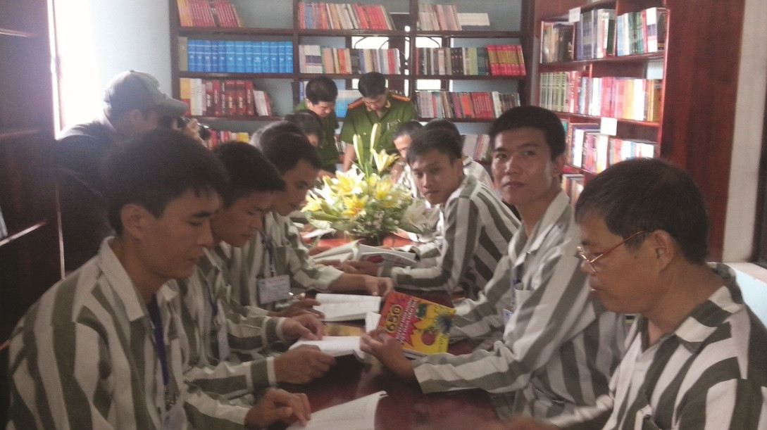 Thông qua những cuốn sách, giúp cho phạm nhân tự giáo huấn, cảm hóa bản thân mình