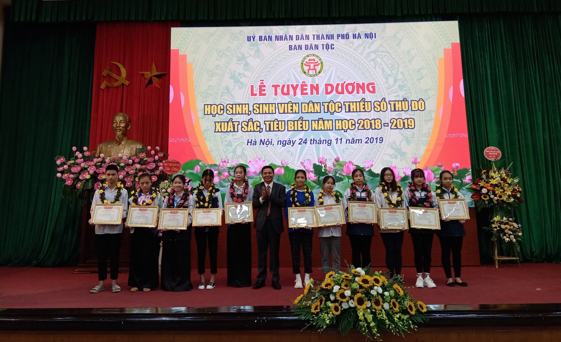 Ông Nguyễn Phúc Hải,  Phó Trưởng Ban Dân tộc TP. Hà Nội trao Giấy khen của Trưởng Ban Dân tộc TP. Hà Nội cho các em học sinh, sinh viên DTTS tiêu biểu của Thủ đô
