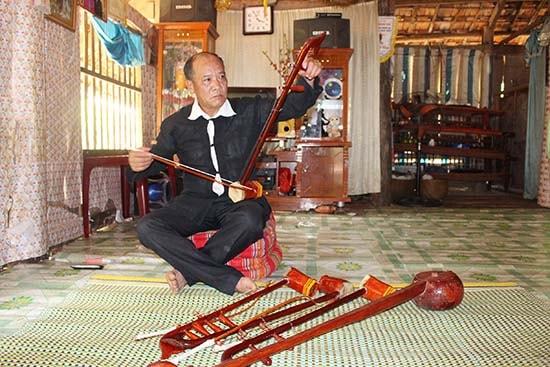 Ông Lò Văn Hỏa chơi đàn nhị do mình chế tác