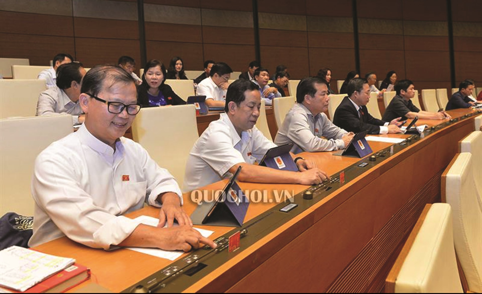 Đại biểu Quốc hội biểu quyết thông qua một số dự án Luật