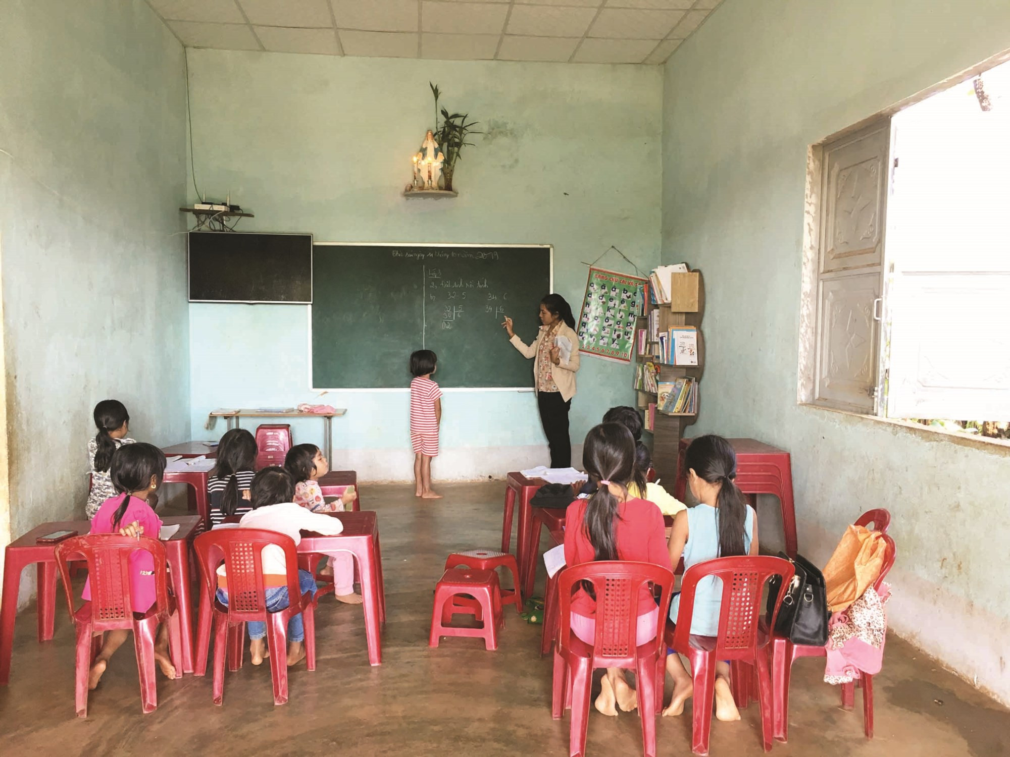 Lớp học đơn sơ của cô Mlê.