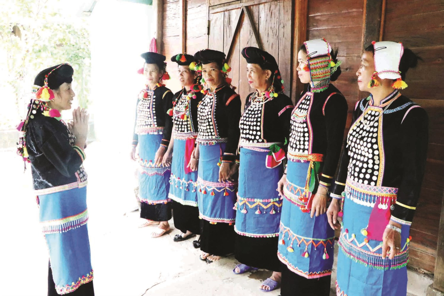 Lớp học của nghệ nhân Hù Cố Xuân thu hút đông đảo chị em phụ nữ, các cháu thiếu niên tham gia