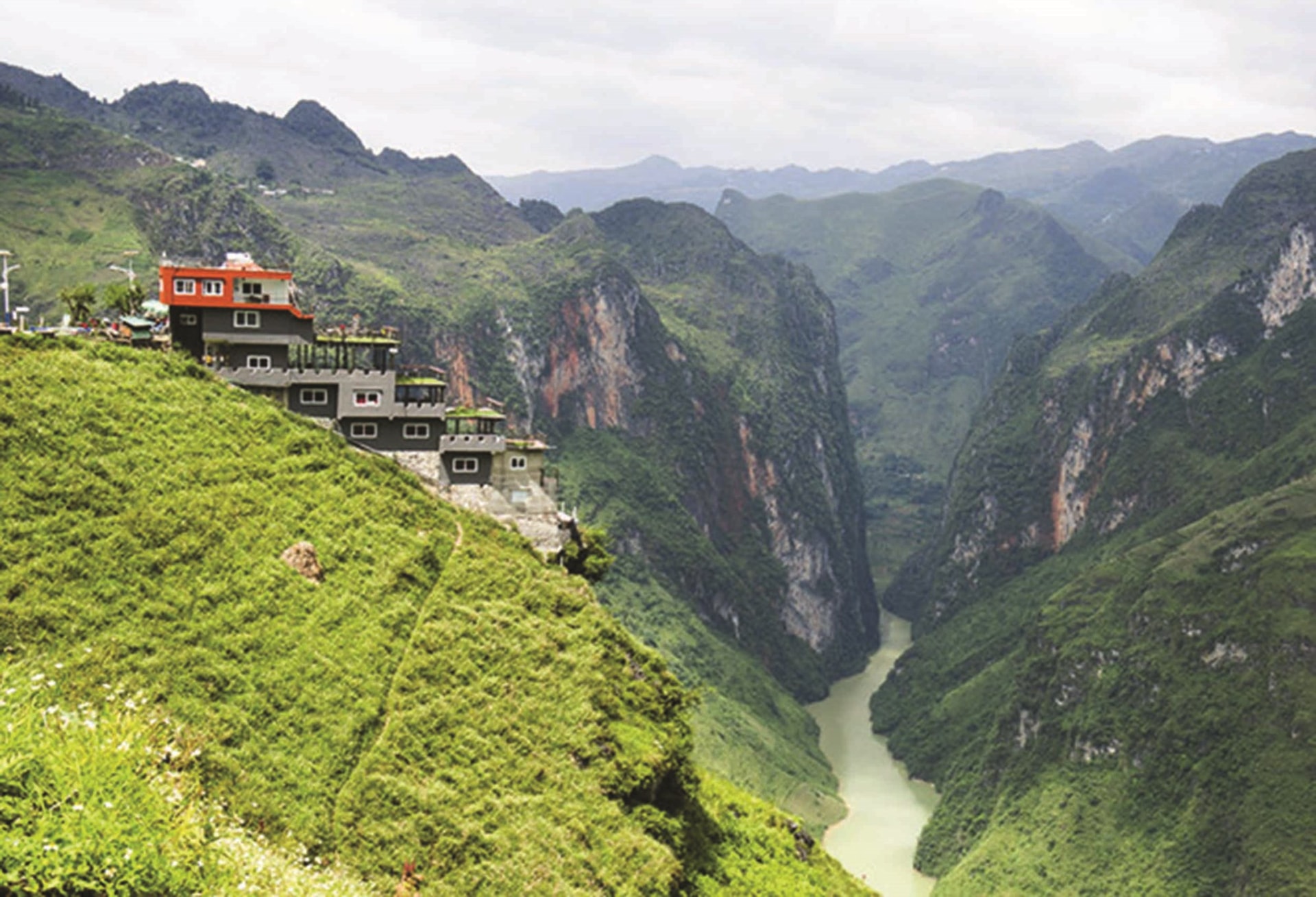 Công trình xây dựng trái phép trên đèo Mã Pì Lèng, huyện Đồng Văn (Hà Giang) chỉ được can thiệp xử lý khi truyền thông phản ánh. (Ảnh TL)